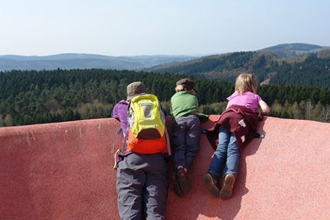 Ein Mann mit zwei Kindern auf der Aussichtsplattform mit Blick ins Bergische Land.