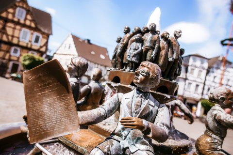 Der Ratsherrenbrunnen auf dem Linzer Marktplatz, direkt vor dem historischen Rathaus, mit seinen beweglichen Kupferfiguren.
